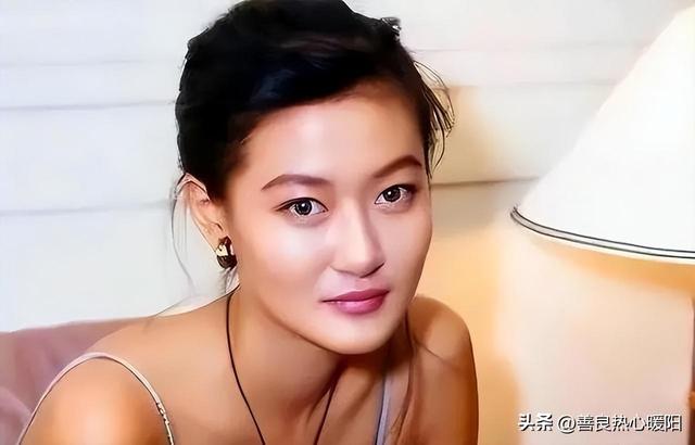 一年十部三级片，亲妈为钱逼她下海，与黄任中还有这样一段关系