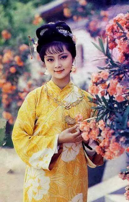 87版《红楼梦》薛宝钗晒近照,54岁肤白貌美身家过亿至今依然单身