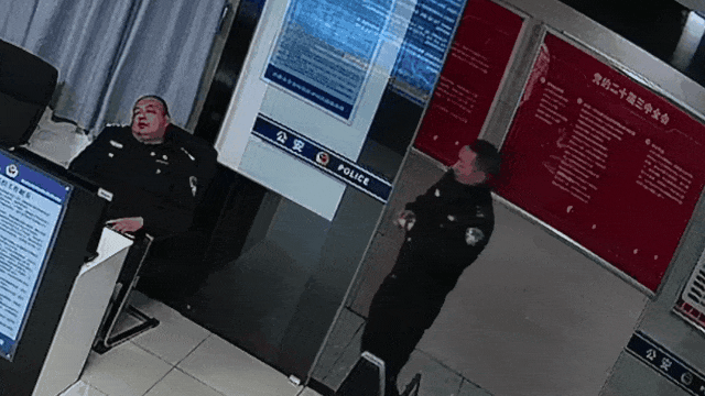 派出所民警值班时的这一幕，令人心疼！
