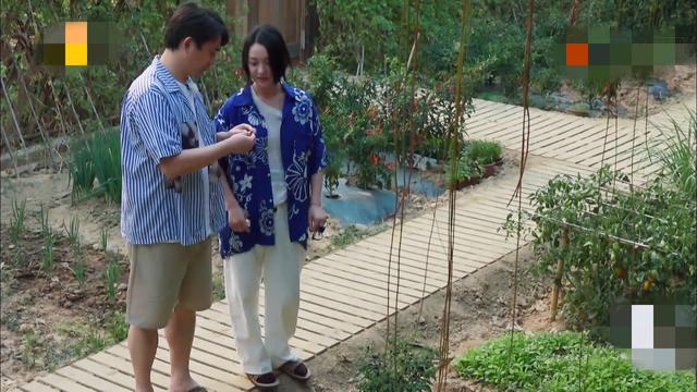 周迅大方素颜出镜，肤质暗沉但紧致，自揭目击黄磊心脏病发被抬走