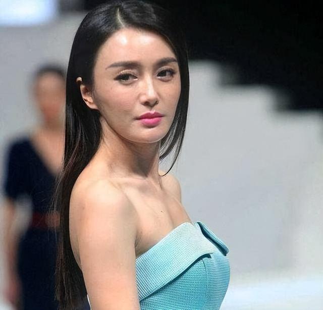 秦岚“钻石胸”大到藏不住,网友:这身材我酸了,这是谁的专属?