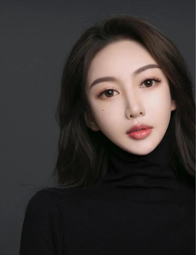 黄晓明绯闻女友叶珂：卖衣服的网红，人称深圳富婆，照片让人脸盲