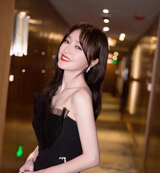 秦岚“钻石胸”大到藏不住,网友:这身材我酸了,这是谁的专属?