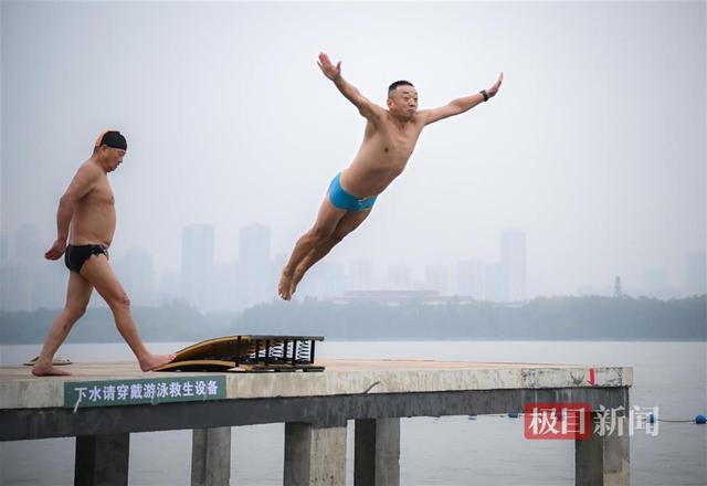 武汉跳水爱好者：以跳东湖方式感受深秋的寒冷