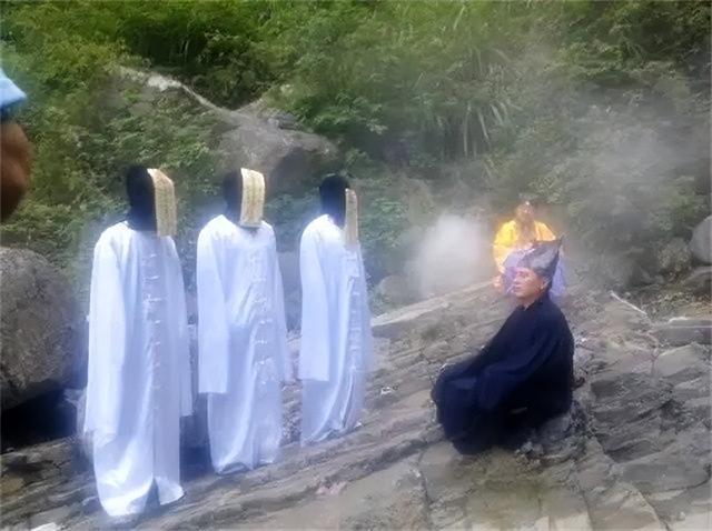 湘西最后一位赶尸人，真实还原恐怖赶尸场景，并上演死鸡复活术