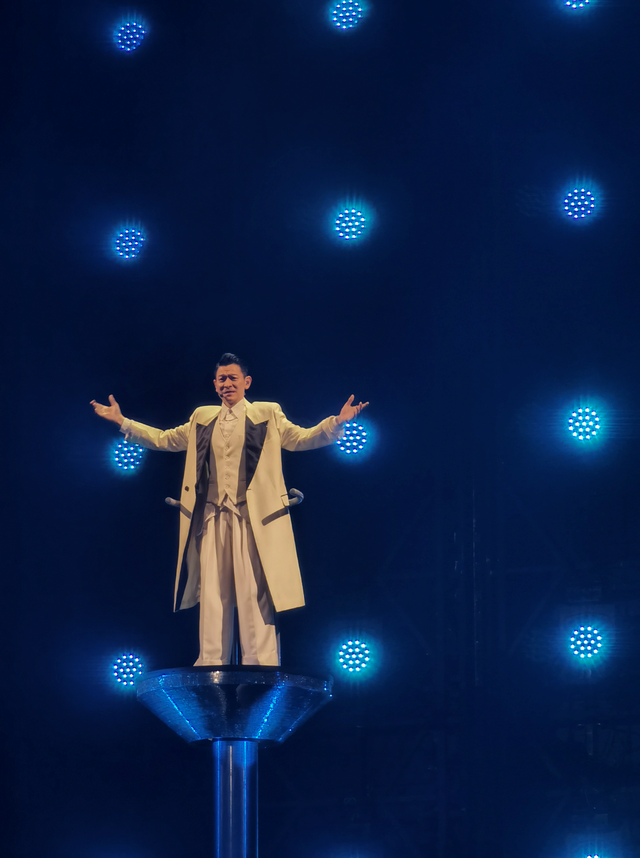 刘德华演唱会实录：表演滑跪失败，甄子丹舒淇任达华台下蹦迪