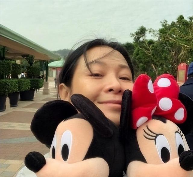 55岁刘若英罕见携儿子现身，9岁帅气又瘦又高性格开朗，星范十足