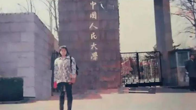 1994年，伍继红692分考上人大，至今失业中，与5个孩子靠低保生活