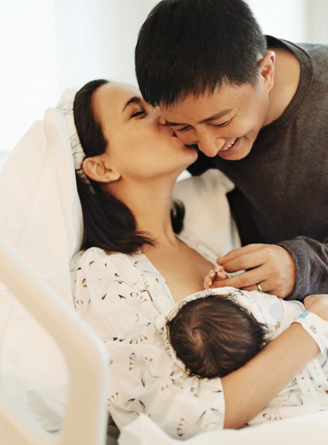 卢靖姗圣诞节分享全家福,与韩庚穿情侣装,女儿继承爸爸的大长腿