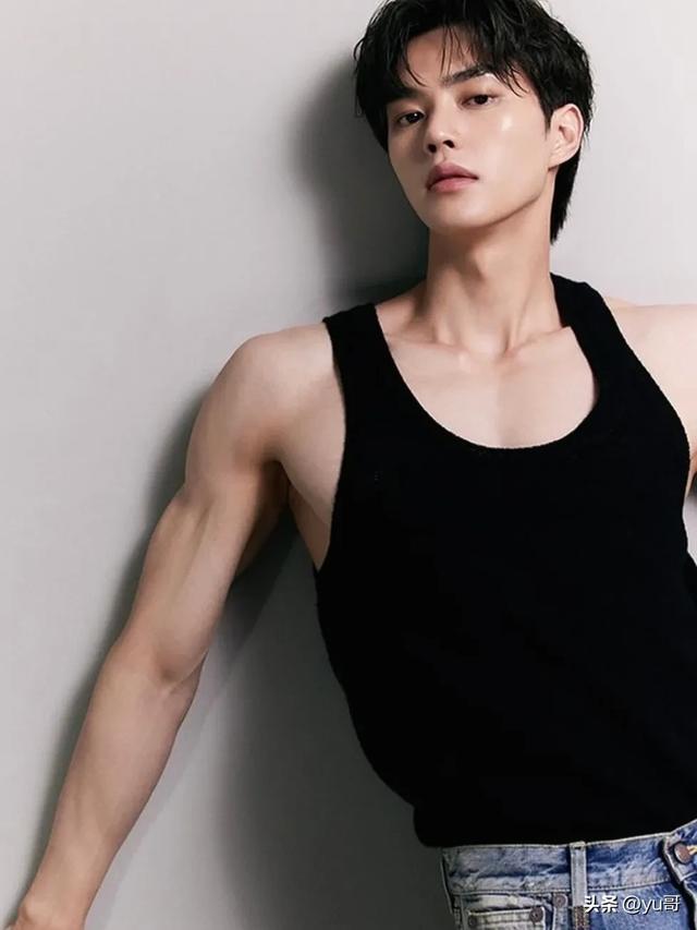 韩国演员宋江即将入伍并分享剃头照，仍然是帅气阳光大男孩