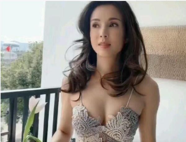 53岁小龙女不服老，穿吊带装很自信，身材撩人不比刘亦菲差