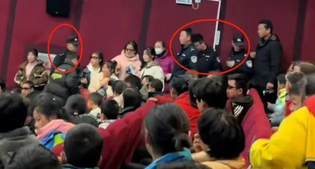 《哪吒2》放映突停！江苏影院两女生被警察带走，真相引网友猜测