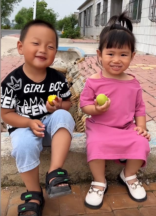 “青梅竹马”小馨馨：闺女跟超市儿子成朋友，连亲妈都磕起CP