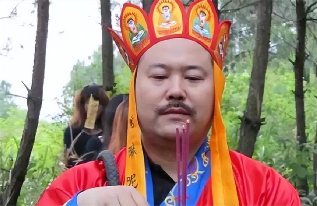 湘西最后一位赶尸人，真实还原恐怖赶尸场景，并上演死鸡复活术