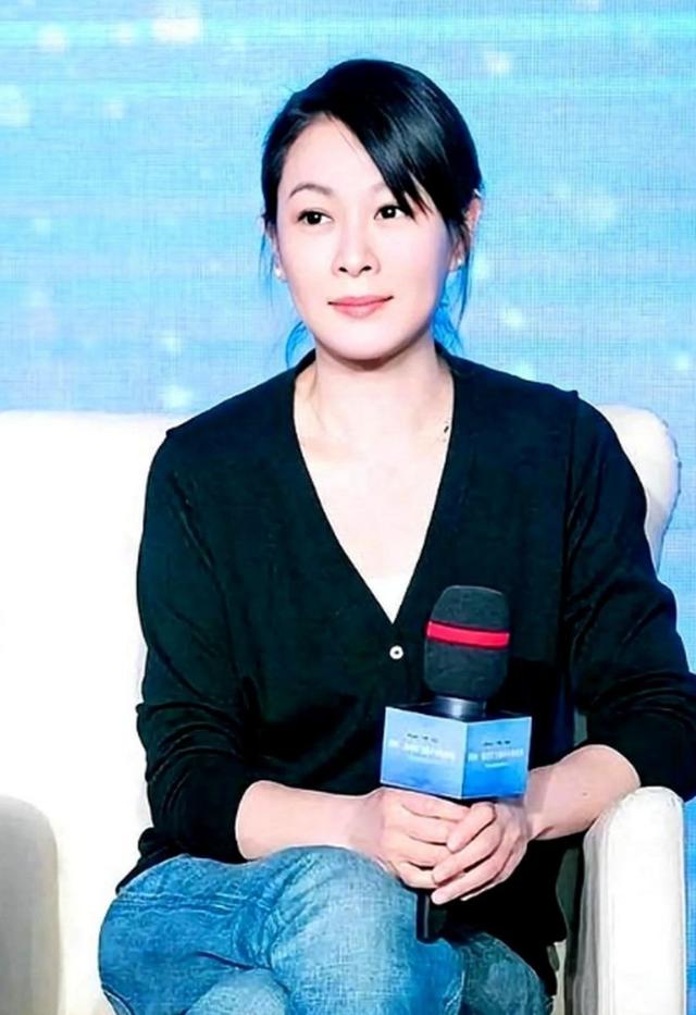 55岁刘若英罕见携儿子现身，9岁帅气又瘦又高性格开朗，星范十足