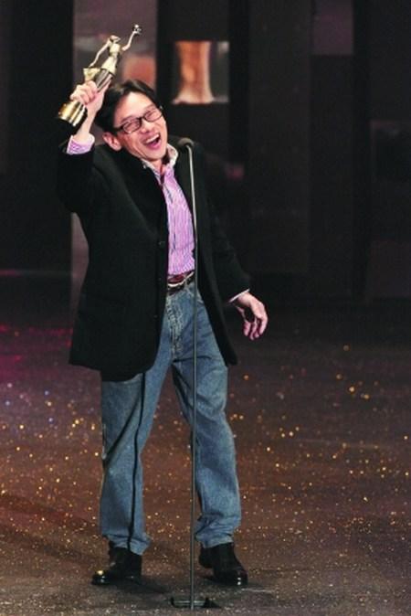 79岁再拿金像奖，生于广西身高不足一米五，他缘何成香港影坛大佬