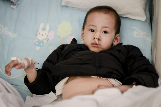 3岁萌宝患重症治疗时难忍剧痛，被5人强行按住，父亲哭求：轻点儿