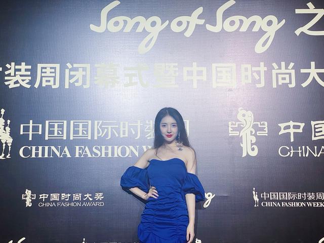 何沐蓉新戏杀青受邀2021中国国际时装周闭幕式大秀