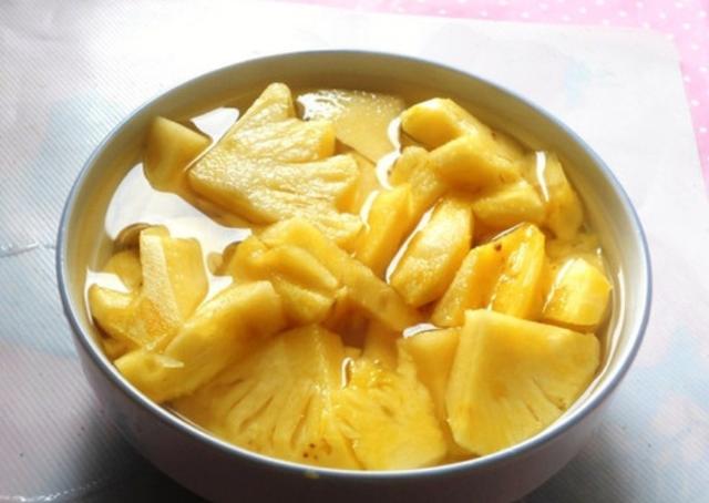 菠萝吃前要不要泡盐水？我来告诉你原因和正确的吃法，别再搞错了