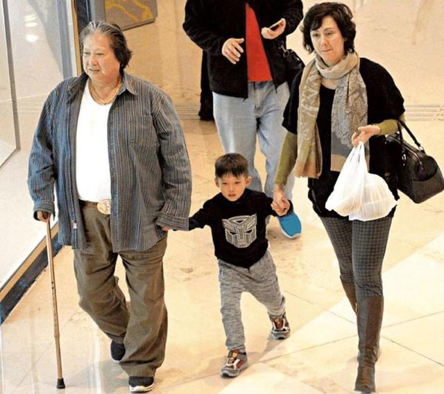 68岁洪金宝又胖回去了？拄拐杖现身赛马场，腰间奢华皮带吸睛