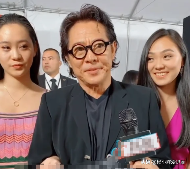 李连杰一家四口国外度假！利智罕见现身，搀扶李连杰散步好恩爱