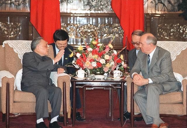 赫鲁晓夫 1954 年访华，送大礼许诺援助，后关系为什么会破裂？