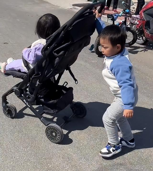 “青梅竹马”小馨馨：闺女跟超市儿子成朋友，连亲妈都磕起CP