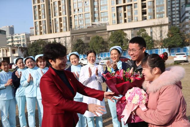 笑中带泪！郑州市两名支援武汉的抗疫英雄结婚了