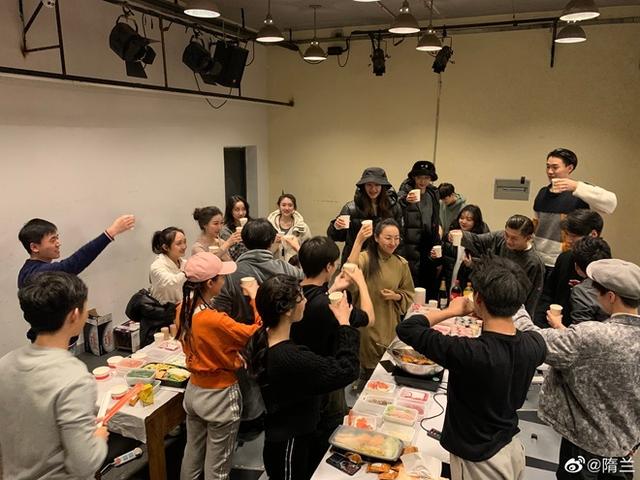 王俊凯汇演后聚餐吃火锅 和同学比耶合照星范抢眼