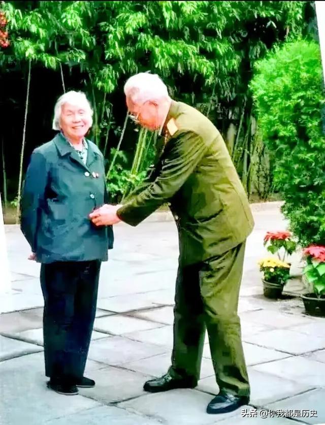 2010年，张震将军96岁大寿，和妻子合影，两人都是101岁去世！