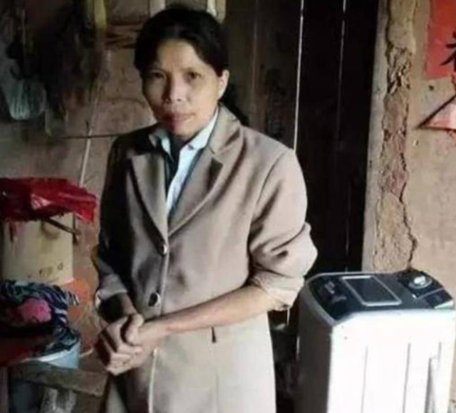 1994年，伍继红692分考上人大，至今失业中，与5个孩子靠低保生活