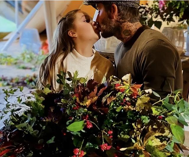 15岁女儿跟爸爸亲嘴，被爸爸强吻，父亲对女儿表达爱意要有边界感