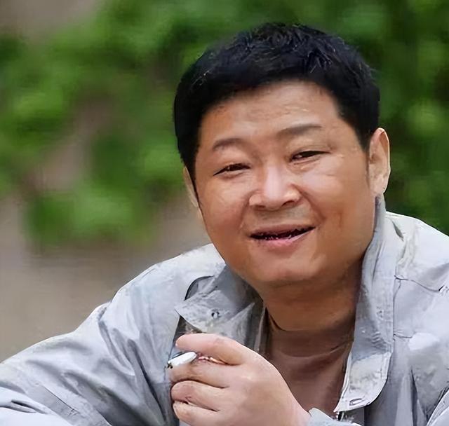 53岁“三德子”近况：娶小15岁名模当老婆，如今隐居山林身价过亿