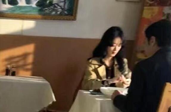 34岁赵丽颖为新剧增肥，模样大变认不出，保持圆润敬业拍戏推掉红毯