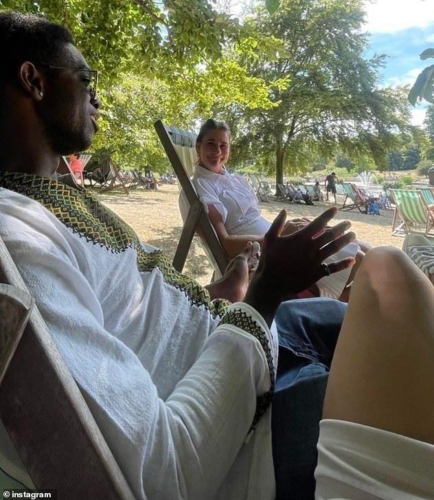 比尔盖茨小女儿和男友：一个白到发光一个黑得发亮，恩爱密不可分