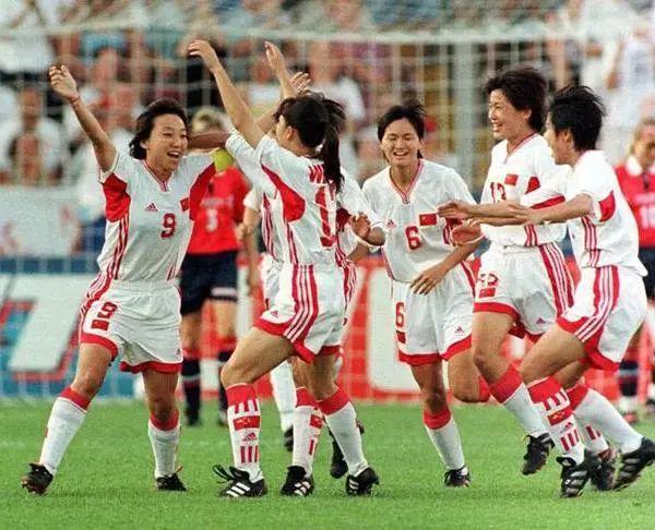 铿锵玫瑰请回答1999:如果那一年,我们拿了冠军呢?