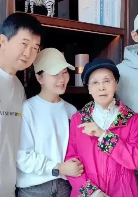 80岁李谷一罕见露脸！已瘦到脱相，与付笛声夫妇相聚，称准备复出