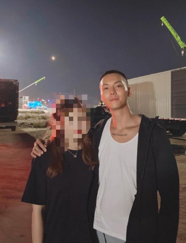 35岁陈伟霆获女粉探班，搂肩合照不避嫌，瘦太多颧骨突出引担忧