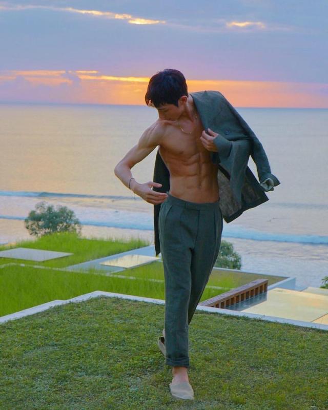 禁欲脸李洙赫冲浪视频曝光!8块腹肌清晰可见,不愧是雕塑身材