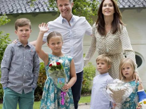 丹麦王储六口人的全家福，比凯特王妃家的更生动有趣