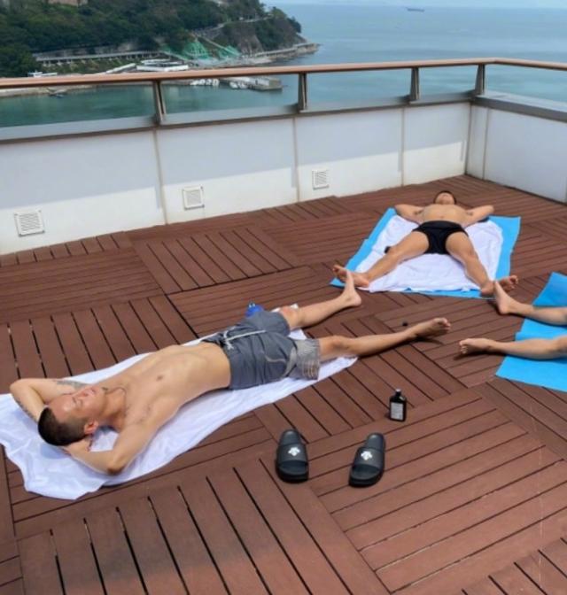 35岁陈伟霆获女粉探班，搂肩合照不避嫌，瘦太多颧骨突出引担忧