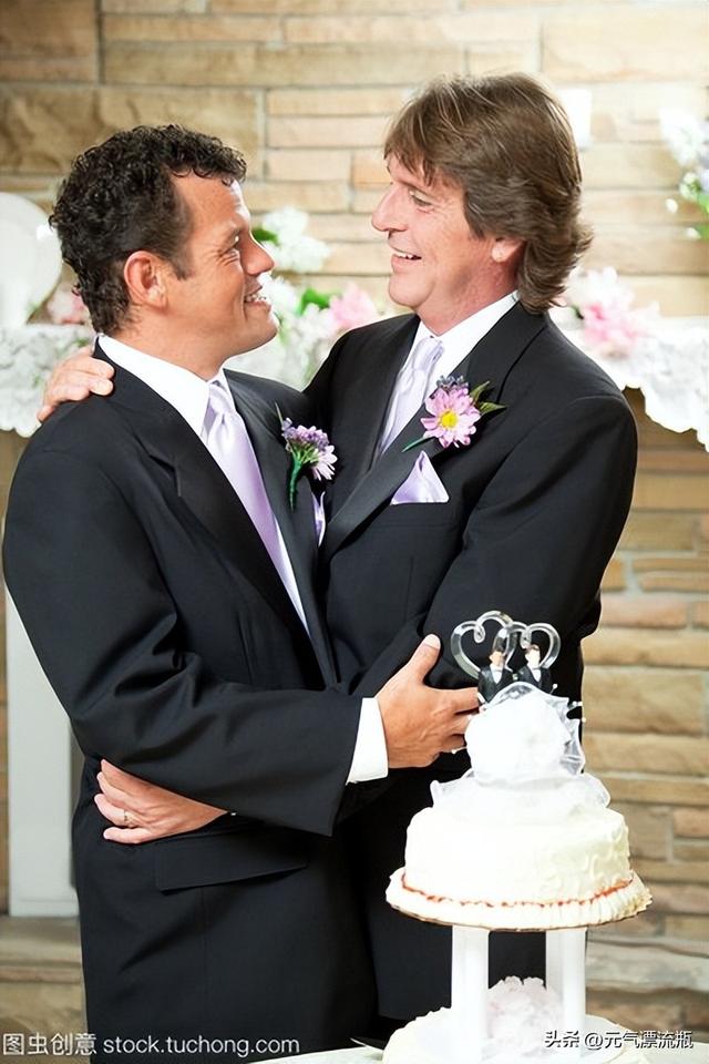 辣眼睛！两男子在地铁上做出不雅举动互啃互摸，上演限制级画面！