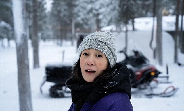 55岁刘若英罕见携儿子现身，9岁帅气又瘦又高性格开朗，星范十足