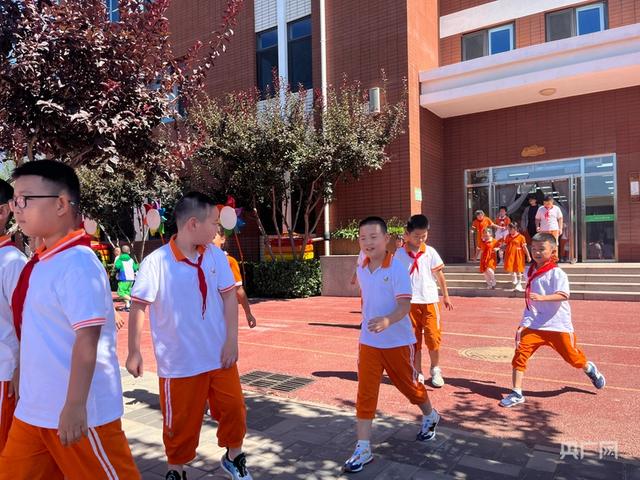 北京“课间15分钟”施行首日  学校：尚在适应期  将设置多种活动丰富课间