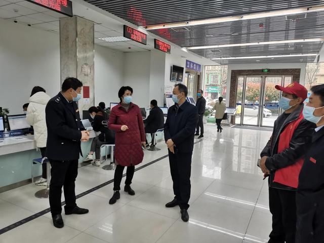 内乡县委常委、常务副县长杨明雪到行政审批服务中心开展调研