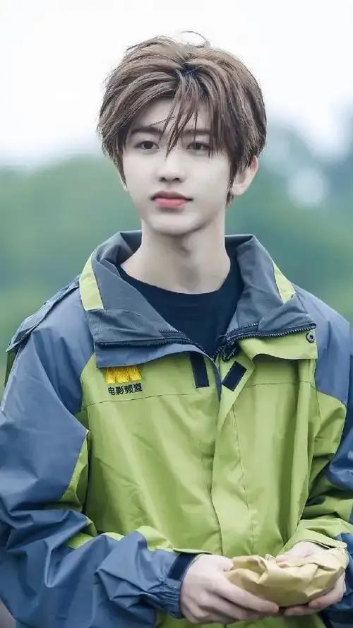 范思哲官宣蔡徐坤为全球品牌代言人