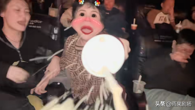 倚老卖老！新疆老太影院对女子大打出手，网友：哪吒3魔奶闹影院