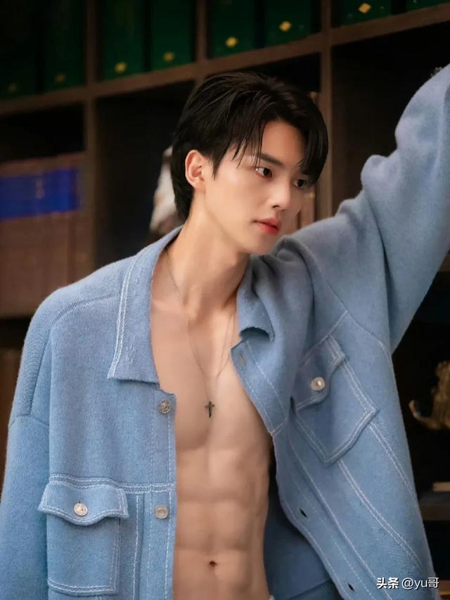 韩国演员宋江即将入伍并分享剃头照，仍然是帅气阳光大男孩