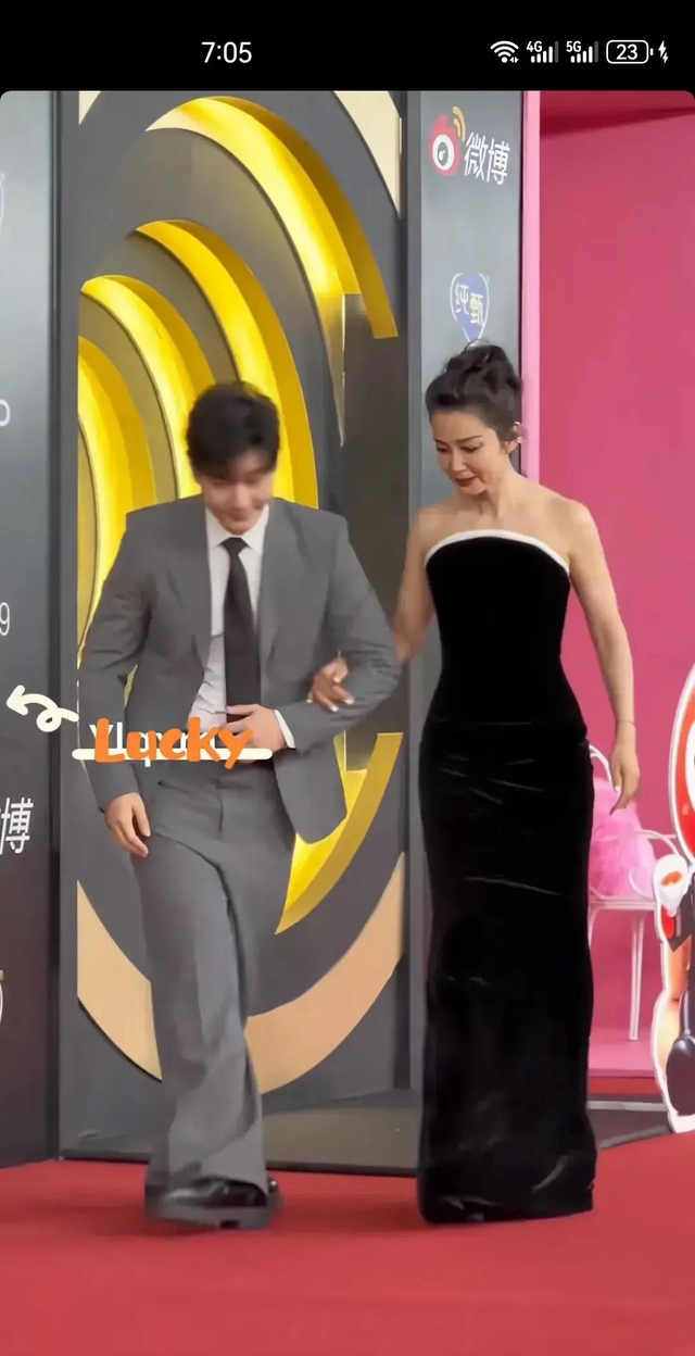 黄晓明携手李冰冰，参加活动。我感觉黄晓明越来越成熟稳重了