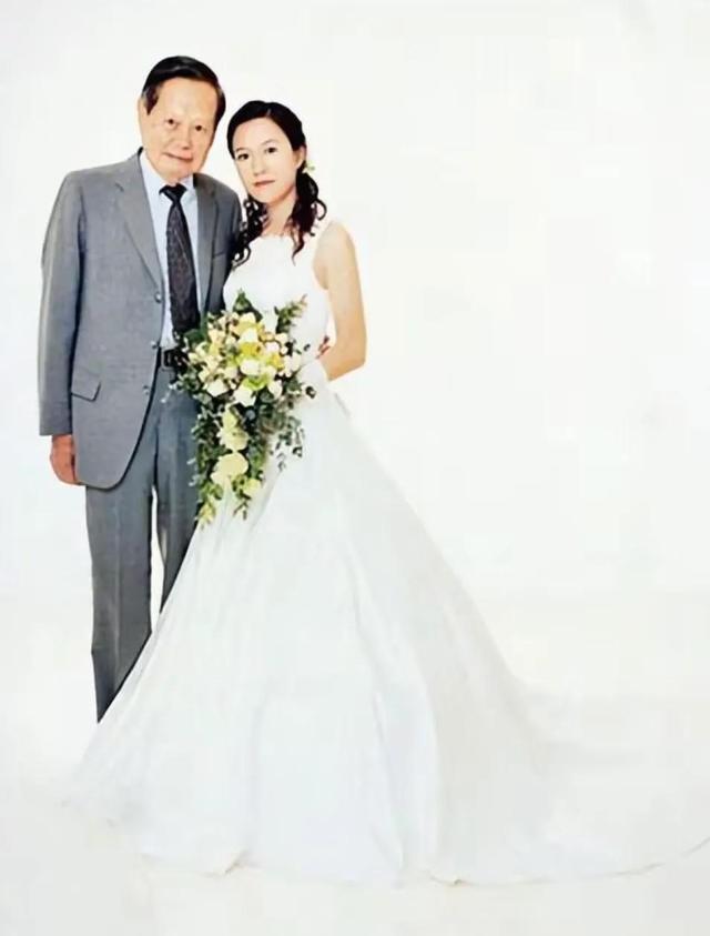 103岁的杨振宁牵着妻子翁帆的手露面，他步伐很轻快，翁帆很开心